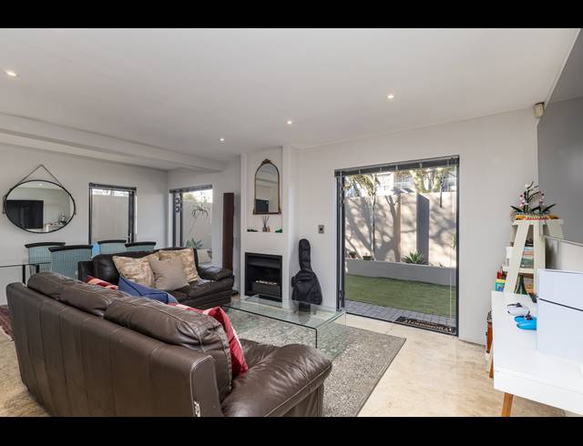 2 BEDROOM FREEHOLD TO LET IN KENRIDGE